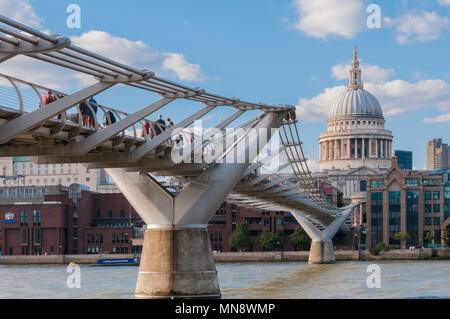 Blick auf die St. Paul Chatedral aus der Millennium Bridge Stockfoto