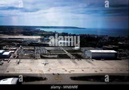 MALLORCA, Balearen, SPANIEN - 14 April, 2016: Luftaufnahme über Flughafen Palma und Can Pastilla mit Flugzeugen auf Asphalt am Start am Start auf der Apr Stockfoto