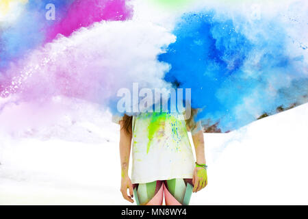 Frau steht in bunte Wolke Stockfoto