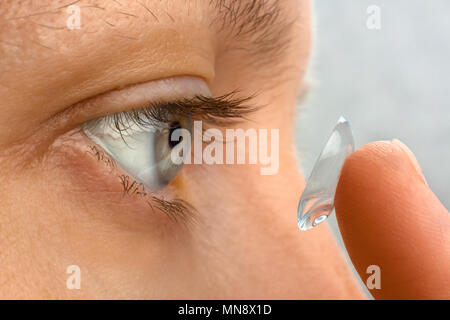 Frau die Kontaktlinsen in den Augen, Nahaufnahme Stockfoto