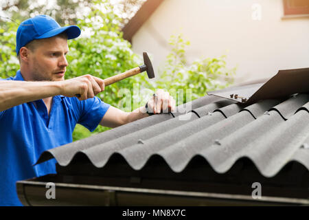 Dachdecker Einbau von Bitumen Dach Blätter Stockfoto