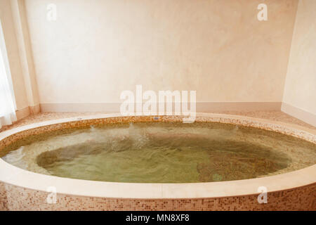 Jacuzzi Bad im Hotel Spa Center Stockfoto