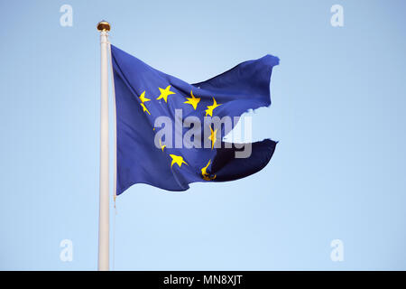 Eine zerrissene Flagge der Europäischen Union. Der Marker kann symbolisieren Verfall und Krise. Stockfoto