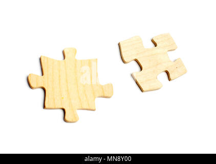 Zwei Teile des Puzzles aus Holz auf weißem Hintergrund. Stockfoto