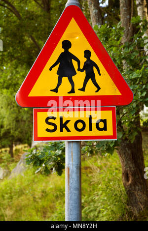 Schwedische Strassenschild Vorsicht Kinder, mit dem Zeichen, die verdeutlicht, dass es eine Schule in der Nähe. Stockfoto