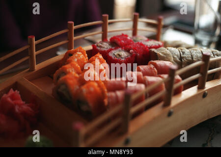 Analoge Fotografie: Frisches Sushi Roll, geringe Tiefenschärfe, 35-mm-Film scannen Stockfoto