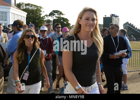 MUIRFIELD, Schottland - Juli 20: Lindsey Vonn (Freundin von Tiger Woods) mit Nadine Moze (Freundin von Fred Paare) Am 18. Grün und Club Haus am Ende der Tiger Woods Runde während der dritten Runde der Open Championship 2013 in Muirfield Golf Club am 20. Juli 2013 in Schottland. Stockfoto