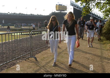 MUIRFIELD, Schottland - Juli 20: Lindsey Vonn (Freundin von Tiger Woods) mit Nadine Moze (Freundin von Fred Paare) Am 18. Grün und Club Haus am Ende der Tiger Woods Runde während der dritten Runde der Open Championship 2013 in Muirfield Golf Club am 20. Juli 2013 in Schottland. Stockfoto