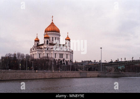 Moskau, Russland - 07 März, 2017: Blick auf die Kathedrale von Christus dem Erlöser und Patriarchat Brücke in den frühen Frühling | 35-mm-Film scannen Stockfoto