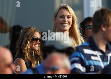 MUIRFIELD, Schottland - Juli 20: Lindsey Vonn (Freundin von Tiger Woods) mit Nadine Moze (Freundin von Fred Paare) Am 18. Grün und Club Haus am Ende der Tiger Woods Runde während der dritten Runde der Open Championship 2013 in Muirfield Golf Club am 20. Juli 2013 in Schottland. Stockfoto