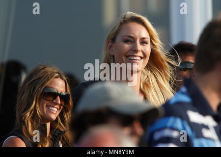 MUIRFIELD, Schottland - Juli 20: Lindsey Vonn (Freundin von Tiger Woods) mit Nadine Moze (Freundin von Fred Paare) Am 18. Grün und Club Haus am Ende der Tiger Woods Runde während der dritten Runde der Open Championship 2013 in Muirfield Golf Club am 20. Juli 2013 in Schottland. Stockfoto