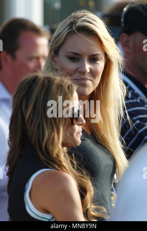 MUIRFIELD, Schottland - Juli 20: Lindsey Vonn (Freundin von Tiger Woods) mit Nadine Moze (Freundin von Fred Paare) Am 18. Grün und Club Haus am Ende der Tiger Woods Runde während der dritten Runde der Open Championship 2013 in Muirfield Golf Club am 20. Juli 2013 in Schottland. Stockfoto