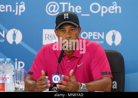 MUIRFIELD, Schottland - Juli 16: Tiger Woods gibt einen Medien Interview folgende Praxis Tag der offenen Meisterschaft 2013 bei Muirfield Golf Club am 16. Juli 2013 in Schottland. Stockfoto