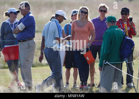 MUIRFIELD, Schottland - Juli 17: Tiger Woods beendet die 12. Grün als Freundin Lindsey Vonn bei der ersten Runde der Open Championship 2013 in Muirfield Golf Club am 17. Juli 2013 in Schottland. Stockfoto