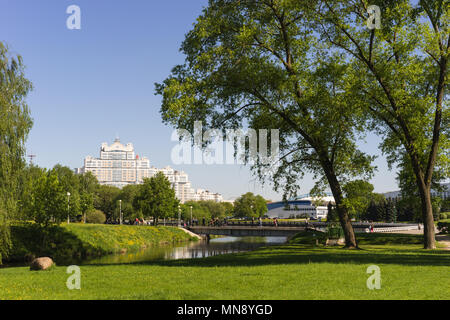 Minsk, Weißrussland - 6. Mai 2018: Blick auf den Zentralpark Sommerzeit mit berühmter Wohnanlage In Troitsky. Starostinskaja Sloboda Park, Minsker Stadt Stockfoto