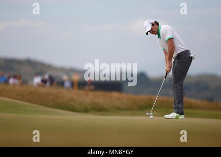 MUIRFIELD, Schottland - Juli 18: Rory Mcilroy Schläge an der 5. grün während der ersten Runde der Open Championship 2013 in Muirfield Golf Club am 18. Juli 2013 in Schottland. Stockfoto