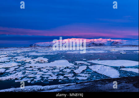 Frühe Sonnenaufgang am Jökullsarlon Gletschersee, Island april 2018 Stockfoto