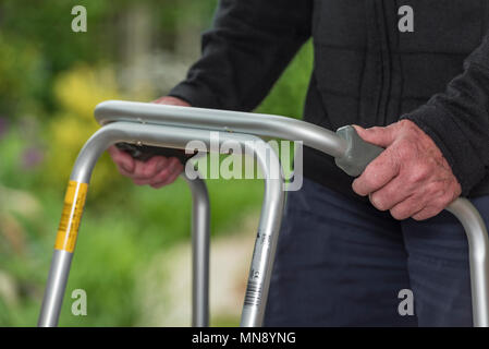 Senior, ältere Menschen kaukasischen Mann mit einer Gehhilfe oder Zimmer mobilitätshilfe. Stockfoto