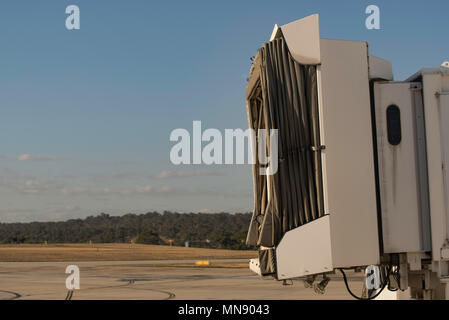 Ein getrenntes air Bridge oder Gangway wartet auf die nächste Ebene anschließen, so dass sich die Fahrgäste aussteigen können oder für Ihren nächsten Flug begeben zu gelangen und Stockfoto