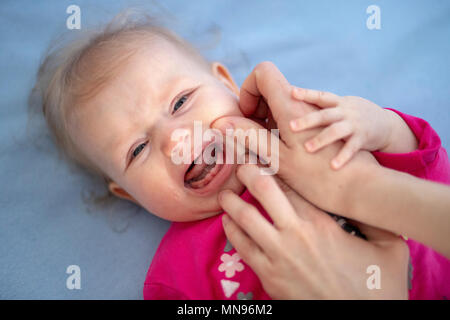 Baby schreien vor Schmerzen von Mutter geprüft Stockfoto