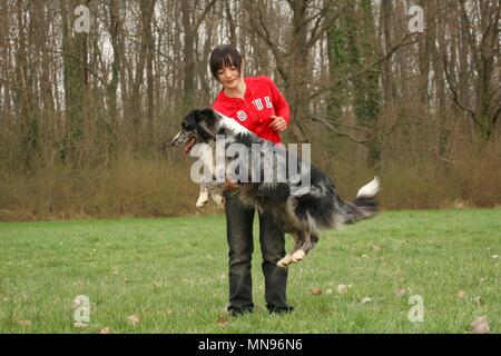 Frau und Tiger bei dogdance Stockfoto