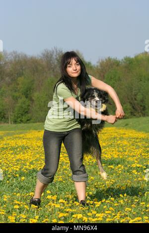 Frau und Tiger bei dogdance Stockfoto