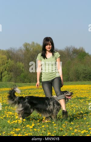 Frau und Tiger bei dogdance Stockfoto