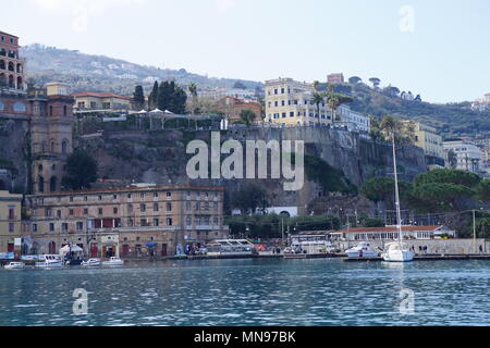 Blick vom Hafen von Marina Grande, Sorrento, Italien Stockfoto