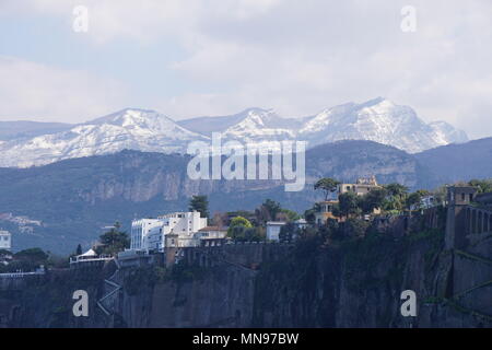 Blick vom Hafen von Marina Grande, Sorrento, Italien Stockfoto