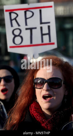 Dublin, Irland. 25. November 2017. Anhänger der Koalition der Achten Änderung Aufhebung sammeln auf dem Rosie Hackett Bridge in Dublin Aufruf f Stockfoto