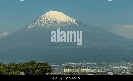 Öffentliche Wohnungen mit schöner Aussicht auf der östlichen Seite des schneebedeckten Mount Fuji, Japan Stockfoto