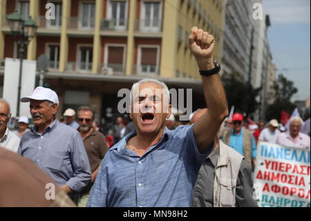 Athen, Griechenland. 15 Mai, 2018. Griechische Rentner in Athen zeigen, sagen Nein zu weiteren Sparmaßnahmen, die mit Kürzungen ihrer Leistungen und ihre Renten führen wird. Credit: George Panagakis/Pacific Press/Alamy leben Nachrichten Stockfoto