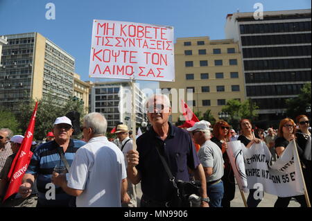 Athen, Griechenland. 15 Mai, 2018. Griechische Rentner in Athen zeigen, sagen Nein zu weiteren Sparmaßnahmen, die mit Kürzungen ihrer Leistungen und ihre Renten führen wird. Credit: George Panagakis/Pacific Press/Alamy leben Nachrichten Stockfoto