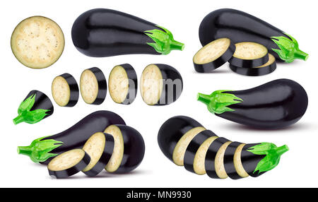 Isolierte Auberginen. Ganze und in Scheiben geschnittene Aubergine auf weißem Hintergrund Stockfoto