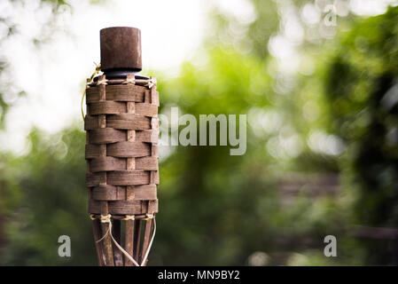 In der Nähe der traditionellen Bambus Fackeln öl Lampe auf Natur Hintergrund. Stockfoto