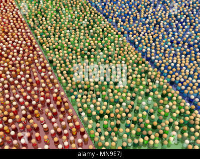 Masse von kleinen symbolischen Figuren, Rot, Grün und Blau Farbe Gruppen, 3D-Darstellung, horizontal Stockfoto