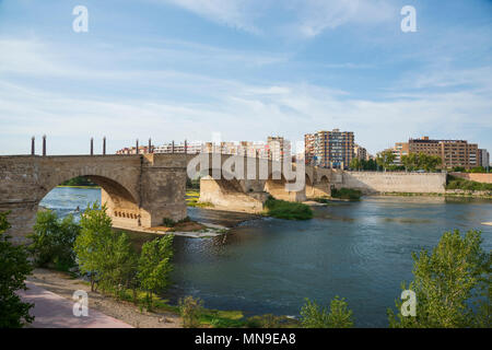 Ein Blick auf die alte steinerne Brücke, oder Puente de Piedra in Spanisch, über den Fluss Ebro in Zaragoza, Spanien Stockfoto