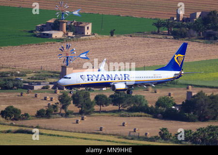 Mallorca, Spanien Mai 18 2018: Boeing 737 von Ryanair der Landung auf der schönen Insel in Spanien Stockfoto