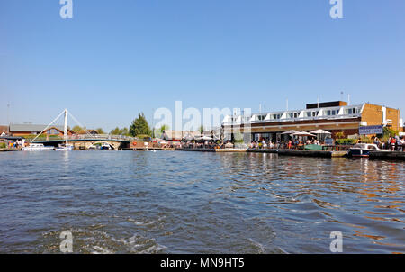 Der Fluss und Brücke des Flusses Bure auf der Norfolk Broads im Zentrum von Wroxham, Norfolk, England, Vereinigtes Königreich, Europa. Stockfoto