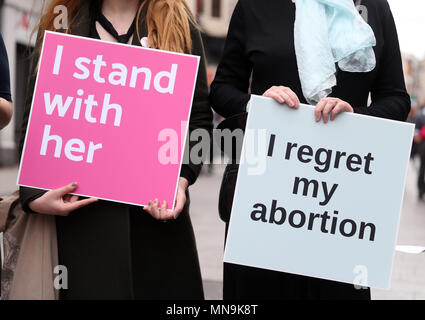 Frauen aus der Gruppe der Frauen verletzt versammeln sich auf der Grafton Street, Dublin, für ein Nein vor der Volksabstimmung in der 8. Änderung der irischen Verfassung am 25. Mai. Stockfoto