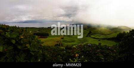 Antenne panorama Blick auf Pico Carvao und Hügel auf Sao Miguel, Azoren tun