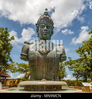 Statue von Lord Wisnu in Garuda Wisnu Kencana Cultural Park (Taman Budaya Garuda Wisnu Kencana). Cha-am, Badung, Bali, Indonesien Stockfoto