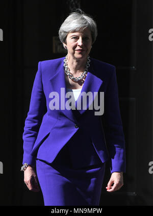 Premierminister Theresa May bereitet die türkischen Präsidenten Recep Tayyip Erdogan Grüße, wie er für Gespräche in 10 Downing Street, London eintrifft. Stockfoto