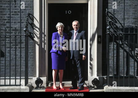 Premierminister Theresa May grüßt türkischen Präsidenten Recep Tayyip Erdogan, als er für Gespräche bei 10 Downing Street, London eintrifft. Stockfoto