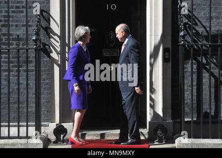 Premierminister Theresa May grüßt türkischen Präsidenten Recep Tayyip Erdogan, als er für Gespräche bei 10 Downing Street, London eintrifft. Stockfoto