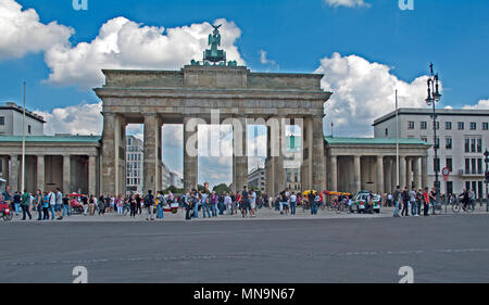 Neoklassizismus Brandenburger Tor, Unter den Linden, Mitte, Berlin, Deutschland Stockfoto