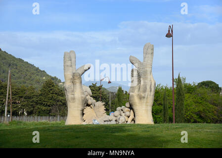 Hand Skulptur der Weinleser auf Kreisverkehr außerhalb Weingut von Beaumes de Venise Vaucluse Provence Frankreich Stockfoto