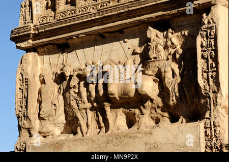 Italien, Rom, Forum Romanum, Titusbogen, Nordtafel Bas Relief, Titus als Triumpher auf einem Quadriga oder vier Pferdewagen, besucht von verschiedenen Genii Stockfoto