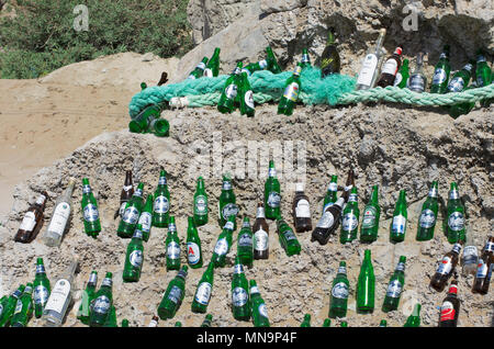 Der Strand von Tsampika, Insel Rhodos, Griechenland - 21. September 2017: wunderschön angelegten leeren Bierflaschen auf einem riesigen Felsblock in einem sonnigen Wetter. Marke Stockfoto