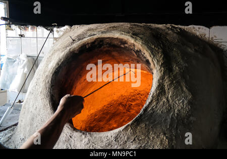 Backen das Brot im Tandoor in Manama, Bahrain Stockfoto